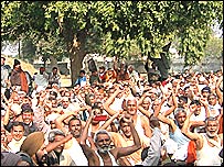 प्रदर्शन करते कर्मचारी