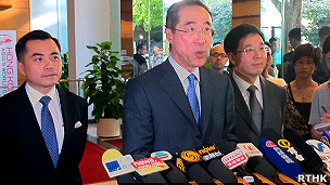 香港律政司司长黄仁龙（左）、政务司司长唐英年（中）与政制及内地事务局局长林瑞麟在香港政府总部会见媒体记者（香港电台图片4/7/2011）