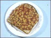 Feijão assado em torrada