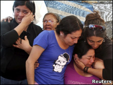 Familiares de los mineros atarapados en una mina en Chile