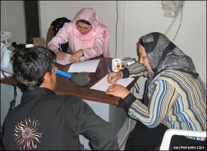 کارمندان افغان در حال ثبت نام مهاجرین اخراج شده از ایران 