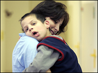 Pečovatelka s pacientem dětské léčebny v Rábech