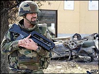 Kosova'da bir NATO askeri