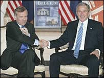 بوش و ياپ دی هوپ شفر دبيرکل ناتو 