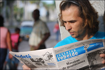 Joven lee la prensa (Foto: Raquel Pérez)