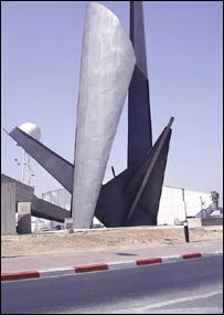 Escultura em frente ao aeroporto Ben Gurion