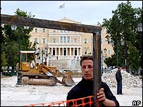 Buldôzeres trabalham em Atenas