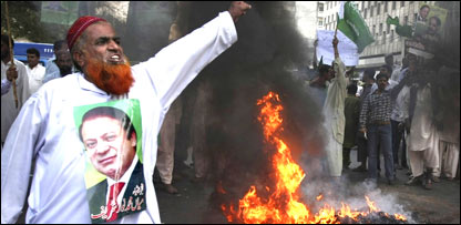 کئی پاکستانی شہروں میں عدالتی فیصلے کے خلاف مظاہرے ہوئے ہیں