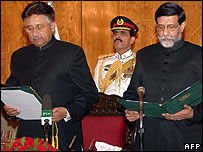 O presidente do Paquistão, Pervez Musharraf, na cerimônia de posse do primeiro-ministro internino, Mohammedmian Soomro