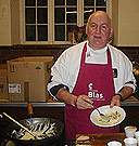 Melfyn Thomas yn coginio.