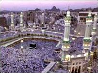 लाखों लोग पहुँचते हैं हज के लिए
