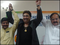 कुमार शानू भाजपा नेताओं के साथ