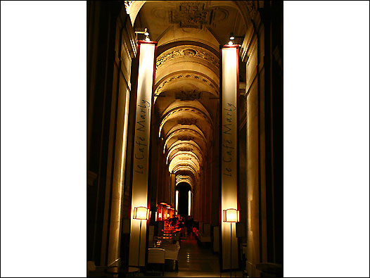 羅浮宮旁邊的咖啡茶座就開在門廊之間。