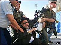 Izralští policisté zatýkají radikálního žida na Chríámové hoře