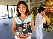 Con gái bà Cúc là Liz McCausland đang vận động để bà được trả về Mỹ (ảnh của báo Orlando Sentinel)