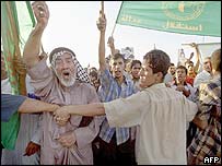 Xiítas protestam após atentado a mesquita