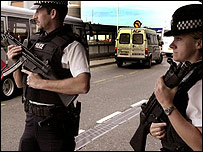Policiais no Aeroporto de Heathrow