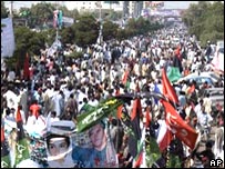 Đám đông trên đường phố Karachi