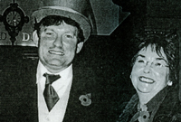 Wil Lloyd Williams gyda'i fodryb Sylvia Morris, sy'n byw yn Llundain.