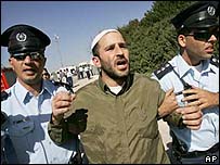 Judeu ultra-ortodoxo protesta contra parada gay em Jerusalém (11 de novembro)