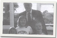 Alwyn Roberts gyda'i wyrion