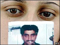 Ruma Naeem mostra foto de seu irmão, Sajjad Naeem