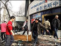 گفته می شود جمعه شب بيش از 100 نفر در ارتباط با غارت مغازه ها و اداره ها دستگير شدند