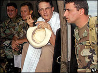 O presidente Álvaro Uribe, de branco, entre soldados