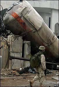 Destroços de caminhão-tanque em Bagdá