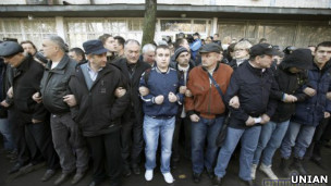 Избиратели защищаются от правоохранителей возле участка