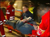 Vítima do acidente sendo levada ao hospital