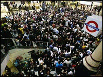 Festa no metrô londrino antes da entrada em vigor da proibição de álcool em transportes públicos