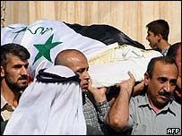 O corpo do governador assassinado de Mosul, Ussama Katchmula, é carregado.