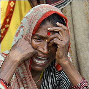 Dân làng thương tiếc nạn nhân lũ lụt.