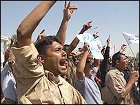 बसरा में क्रुद्ध लोग