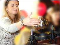 Panelas são retiradas de dispositivos instalados em trilhos