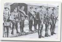 Richard Williams (rhes flaen - ail ar y dde)