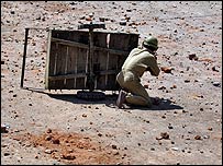 प्रदर्शन के दौरान पुलिसकर्मी