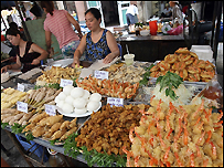 Một sạp hàng ở một khu chợ tại Hà Nội