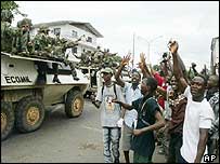 Liberianos saúdam tropas de paz