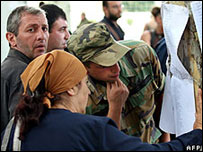 مردم در شهر گوری لیست تلفات را می خوانند