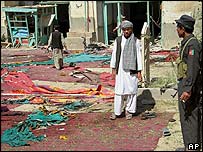 دو ہفتے قبل قندھار کی مسجد میں ہونے والے بم دھماکے کے بعد کا منظر