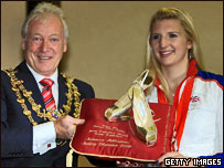 阿德灵顿获赠名鞋