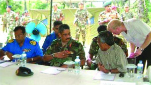 Fernando, görüşme masasında. Hemen yanında Sri Lanka ordusundan temsilciler var.