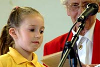 Merch o flaen meicroffon yn paratoi i gystadlu