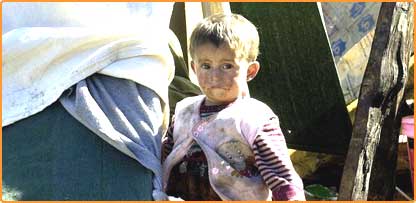 سرحد میں بٹگرام کے مقام پر زلزلے سے متاثر ایک بچہ اپنے حال پر محو حیرت 