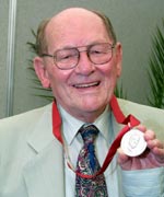 R. Gwynn Davies o Waenfawr, Caernarfon ar &ocirc;l derbyn medal T.H.Parry Williams