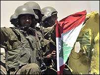 Lübnan ve Hizbullah bayrakları taşıyan İsrail askerleri