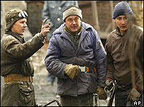 Equipes de resgate tentam salvar mineiros