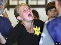 شهرک نشين گريان به نيروهای امنيتی تمنا می کند